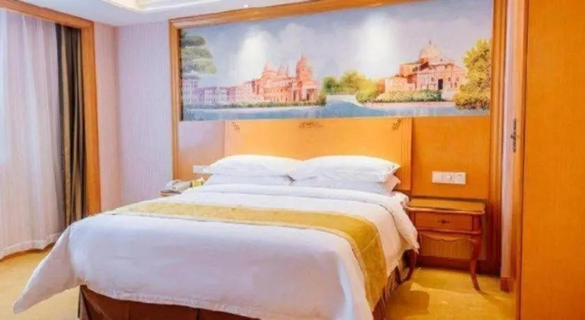 Bed in Vienna International Hotel Shanghai Dishui Lake Lingang Wanda