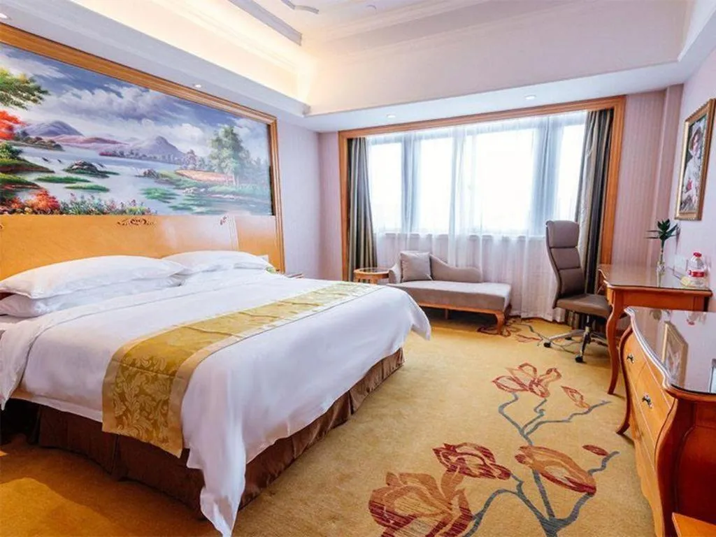 Bed in Vienna International Hotel Shanghai Dishui Lake Lingang Wanda