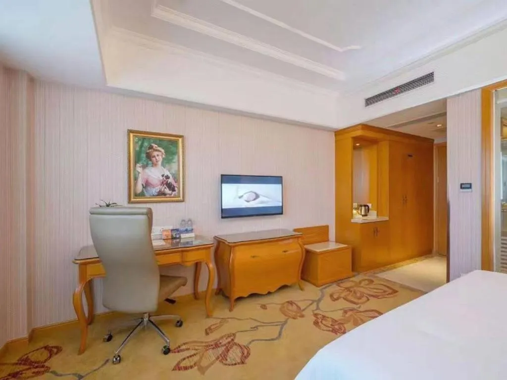 Bed in Vienna International Hotel Shanghai Dishui Lake Lingang Wanda