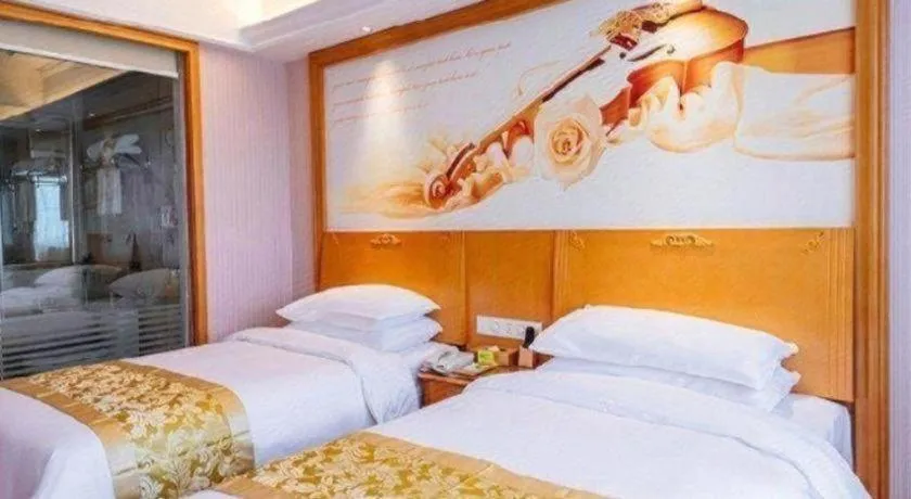 Bed in Vienna International Hotel Shanghai Dishui Lake Lingang Wanda