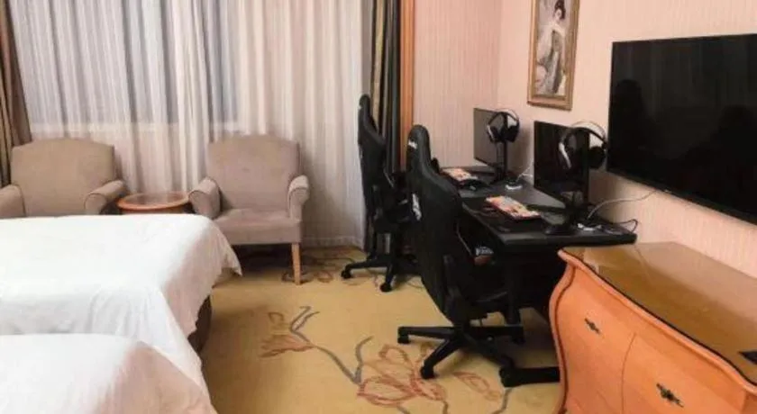 Bed in Vienna International Hotel Shanghai Dishui Lake Lingang Wanda