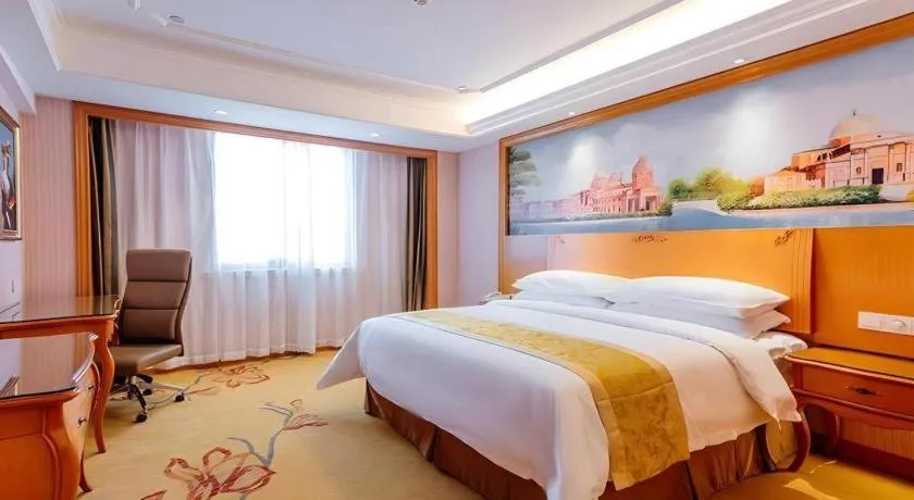 Bed in Vienna International Hotel Shanghai Dishui Lake Lingang Wanda