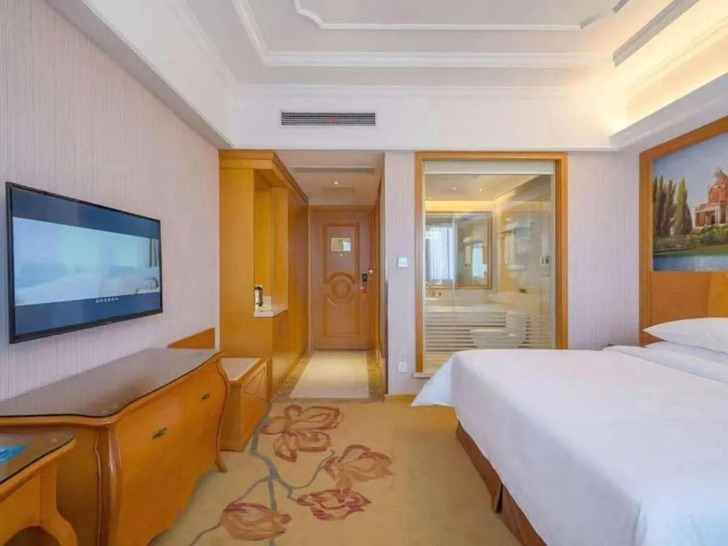 Bed in Vienna International Hotel Shanghai Dishui Lake Lingang Wanda