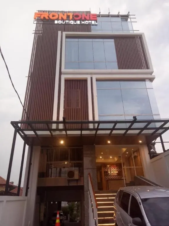 Front One Boutique Pusponjolo Semarang