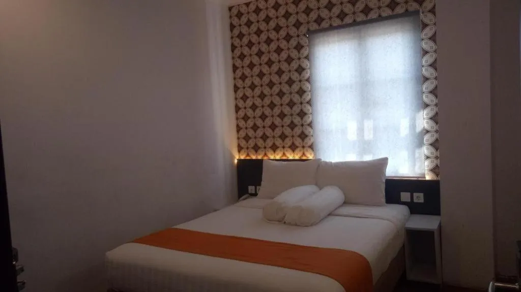 Front One Boutique Pusponjolo Semarang