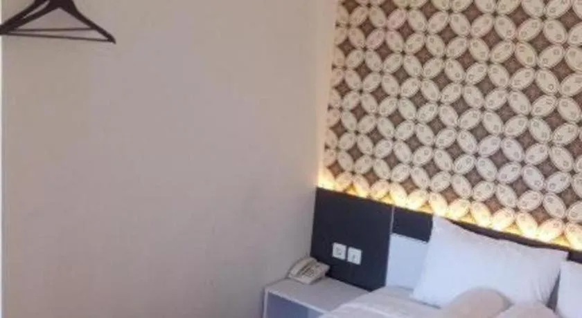 Front One Boutique Pusponjolo Semarang