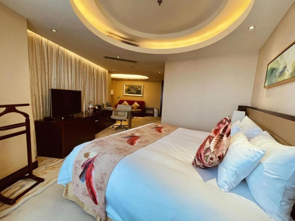 Bed in New Century Grand Hotel Lishui Huaqiao