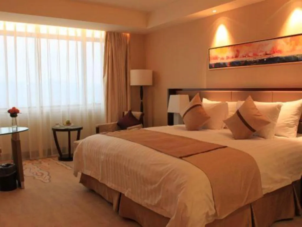 Bed in New Century Grand Hotel Lishui Huaqiao