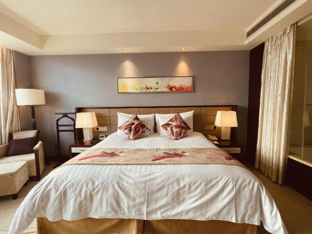 Bed in New Century Grand Hotel Lishui Huaqiao