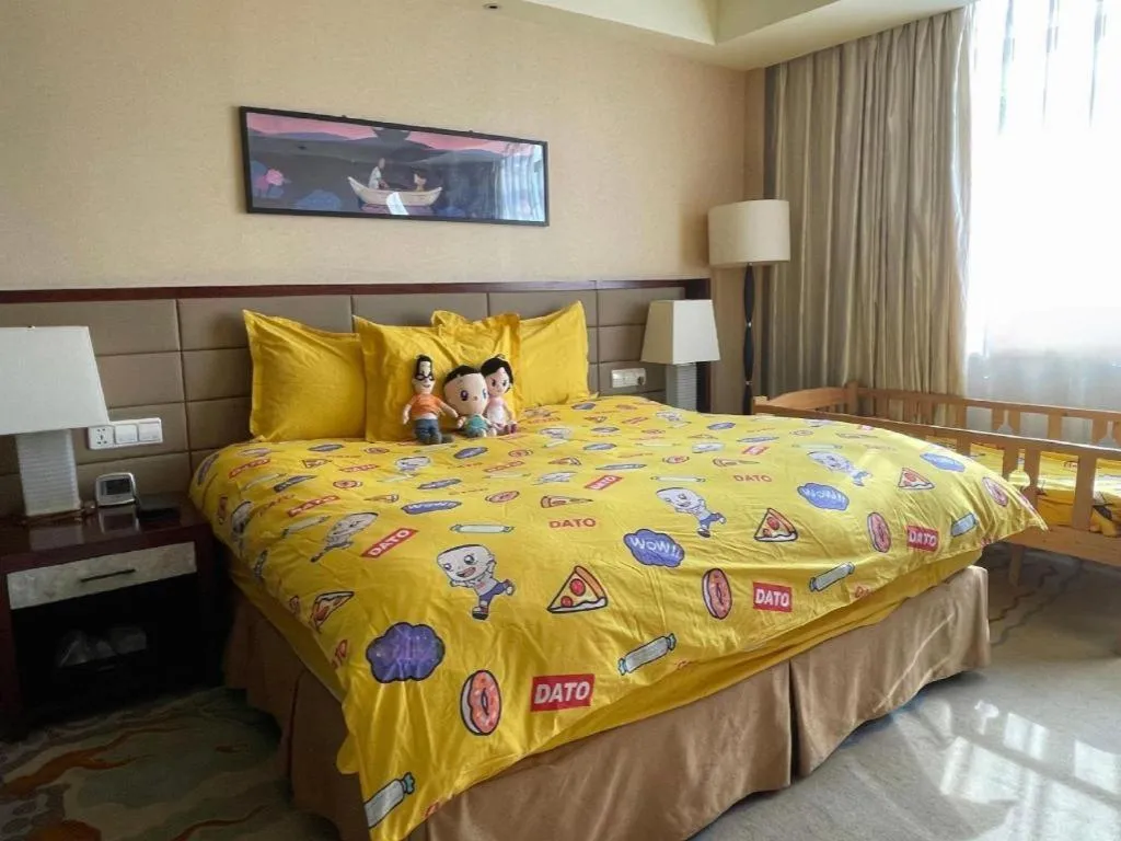 Bed in New Century Grand Hotel Lishui Huaqiao