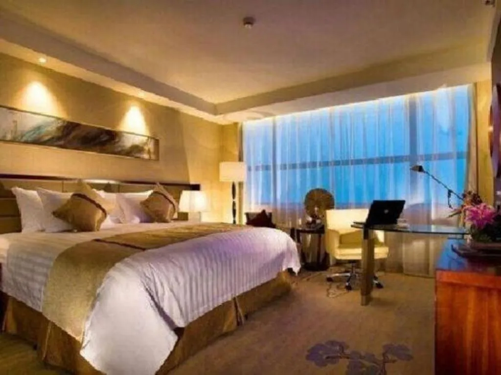Bed in New Century Grand Hotel Lishui Huaqiao