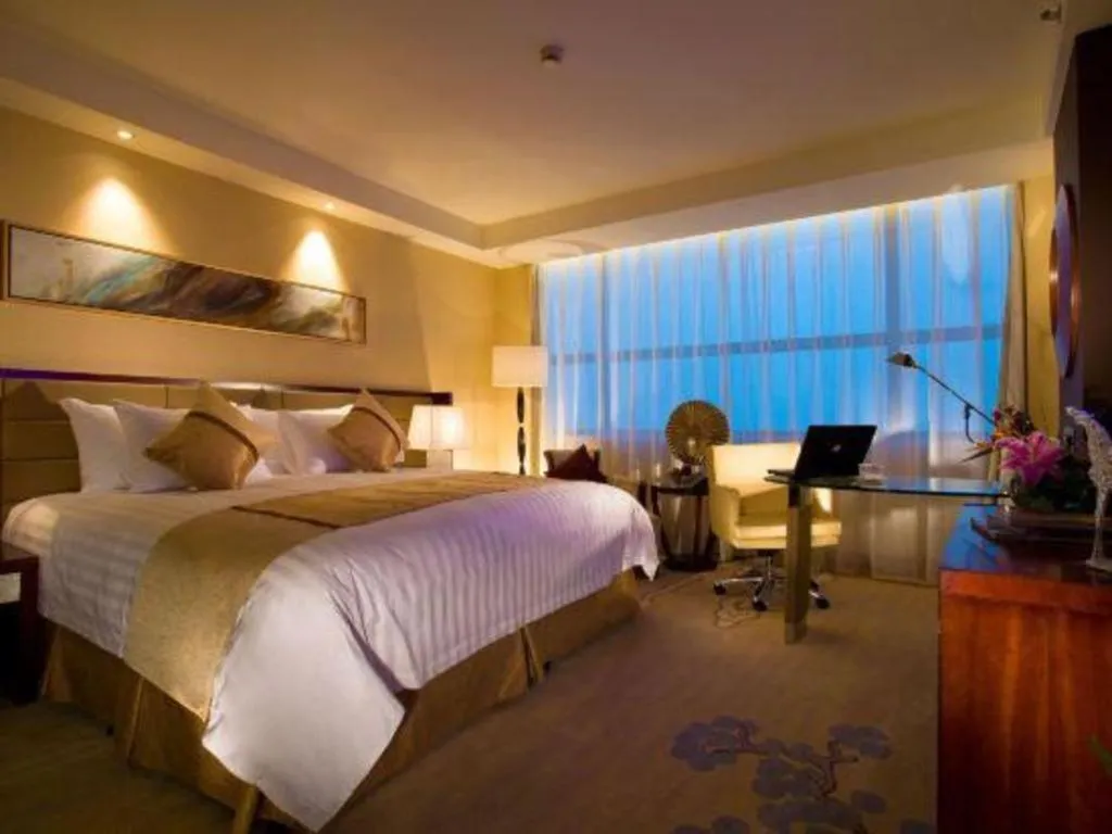 Bed in New Century Grand Hotel Lishui Huaqiao