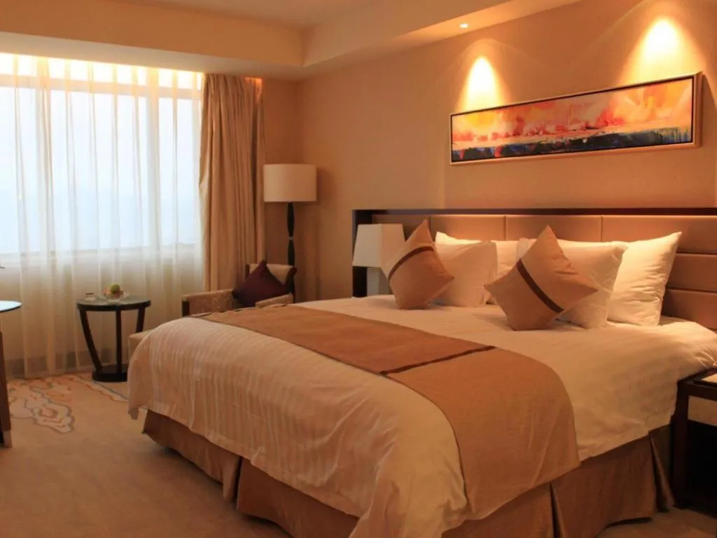 Bed in New Century Grand Hotel Lishui Huaqiao