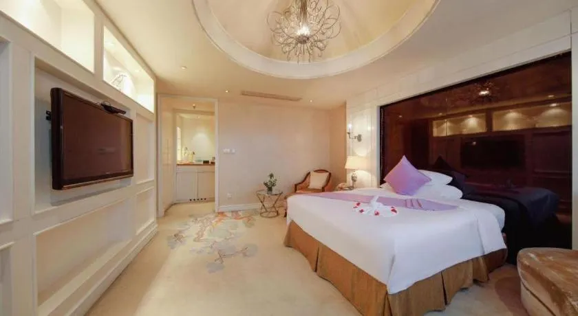 Bed in New Century Grand Hotel Lishui Huaqiao