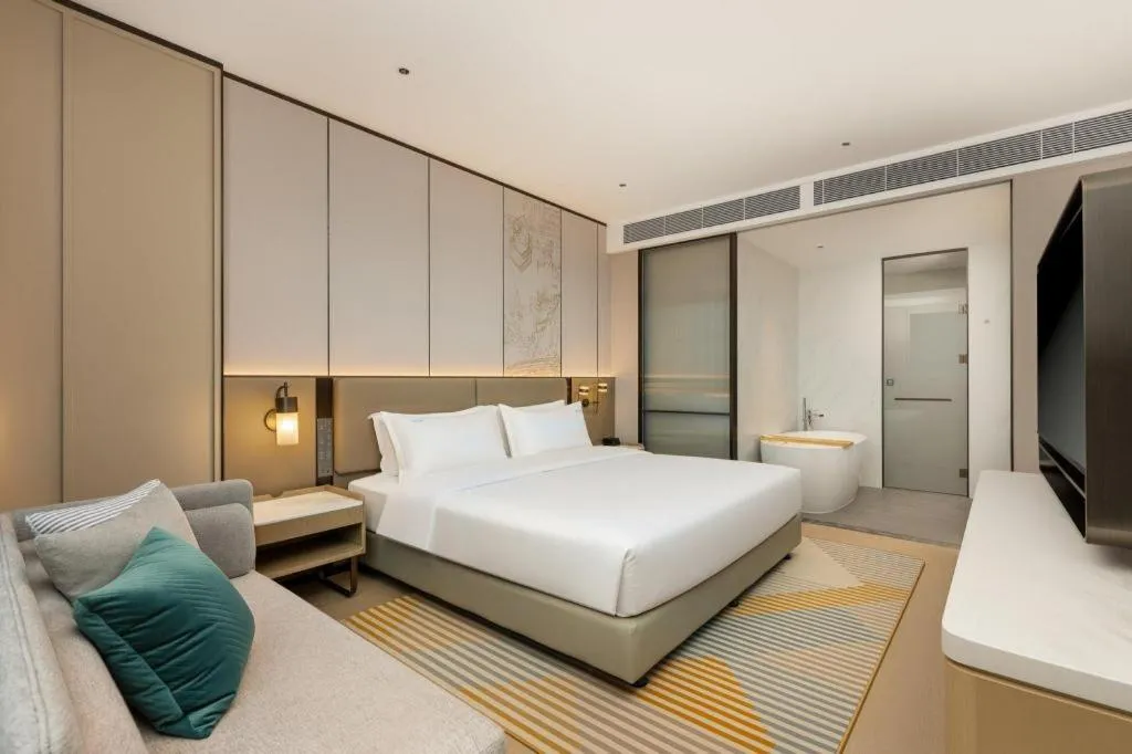 Bed in Holiday Inn Hotel & Suites Jiaxing Hangzhou Bay By IHG