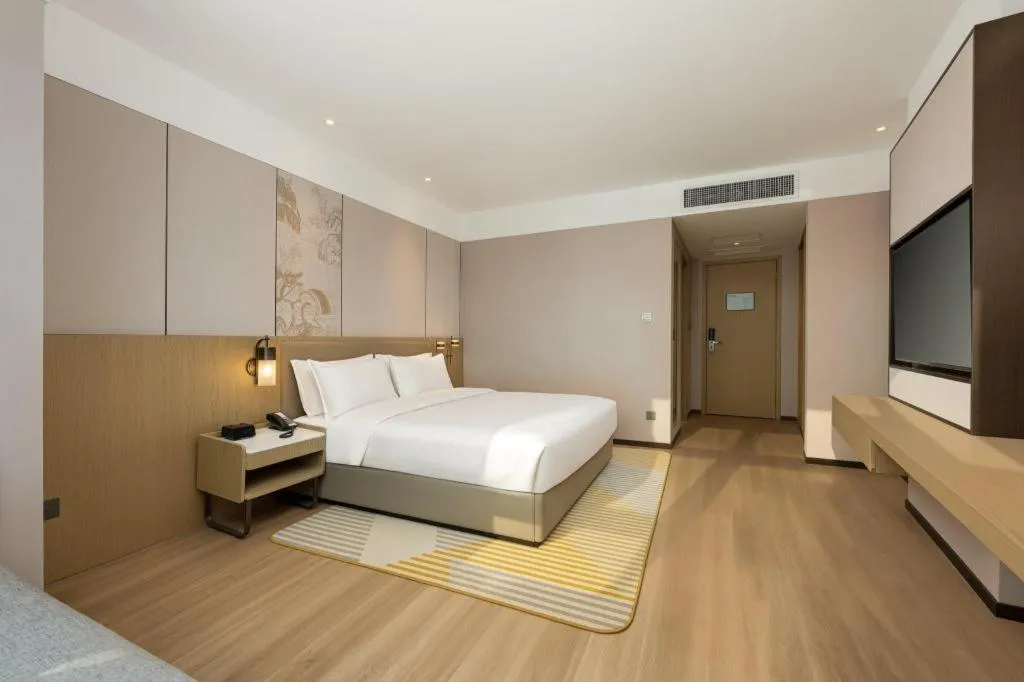 Bed in Holiday Inn Hotel & Suites Jiaxing Hangzhou Bay By IHG