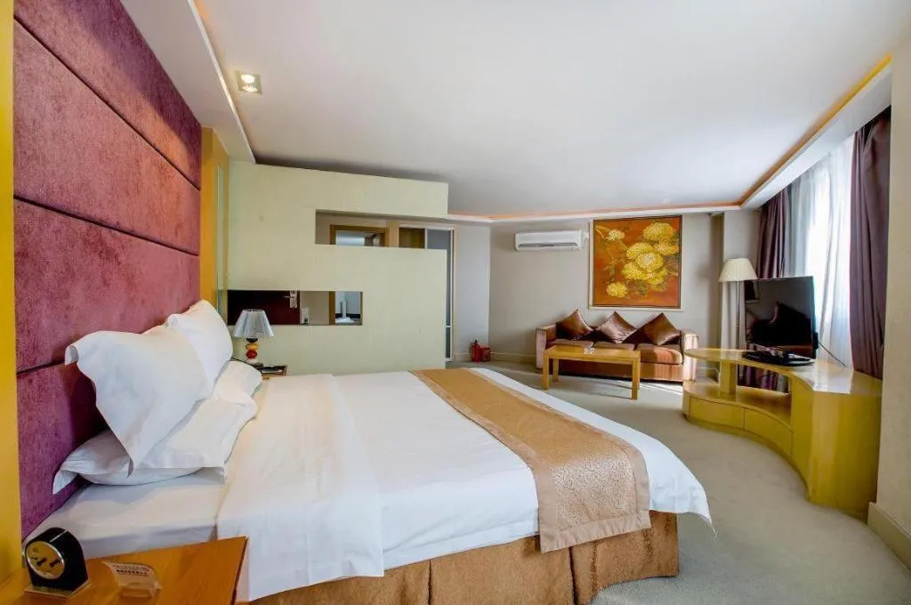 Bed in Zhongshan Louis Hotel