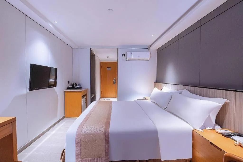 Bed in Zhongshan Louis Hotel