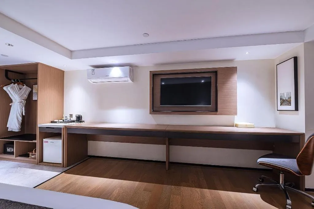 Zhongshan Louis Hotel