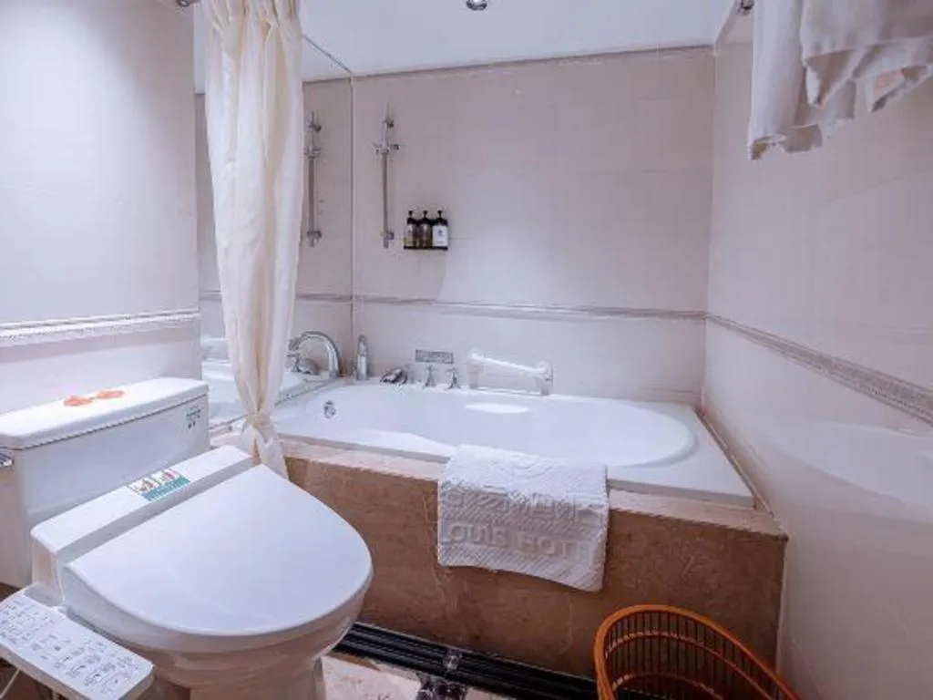 Zhongshan Louis Hotel