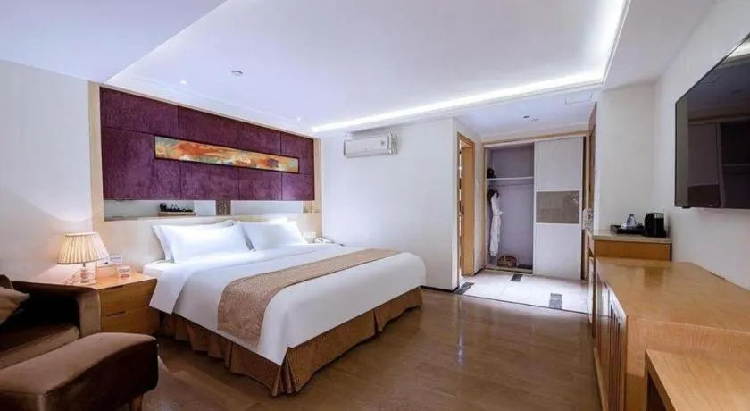 Bed in Zhongshan Louis Hotel