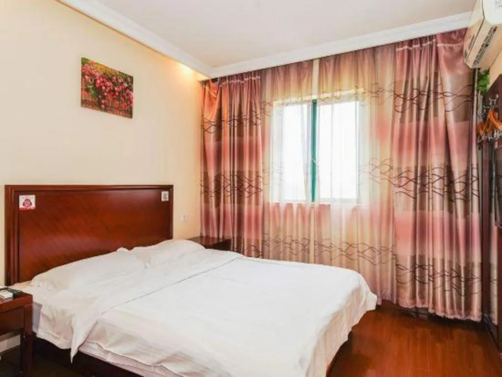 Bed in GreenTree Inn Suzhou Wujiang Zhenze Town Zhennan Road Express Hotel