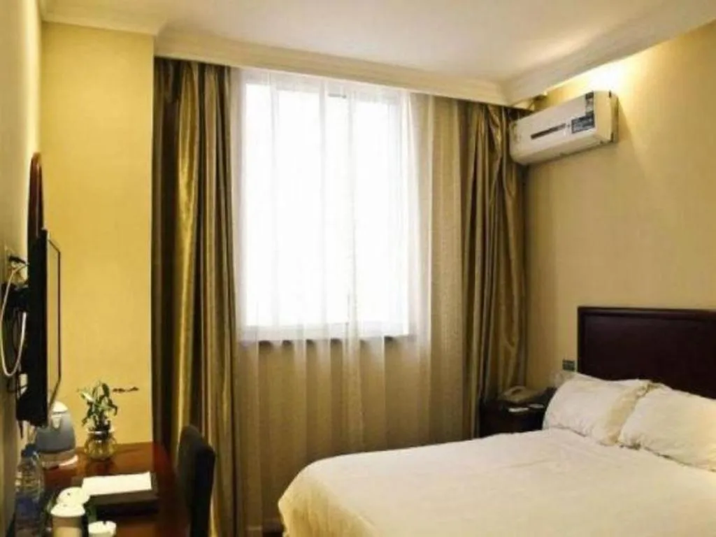 Bed in GreenTree Inn Suzhou Wujiang Zhenze Town Zhennan Road Express Hotel
