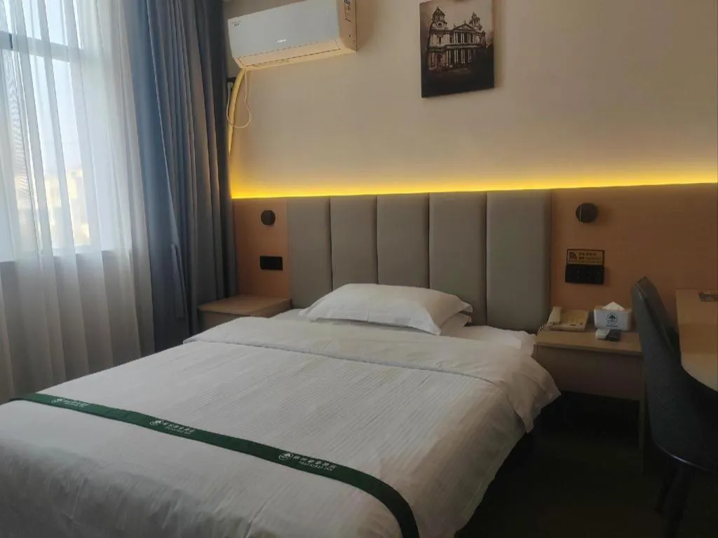 Bed in GreenTree Inn Suzhou Wujiang Zhenze Town Zhennan Road Express Hotel