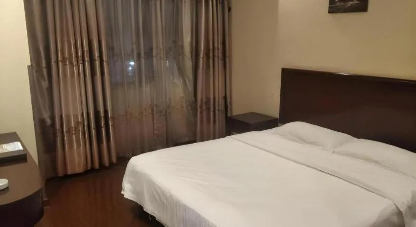 Bed in GreenTree Inn Suzhou Wujiang Zhenze Town Zhennan Road Express Hotel