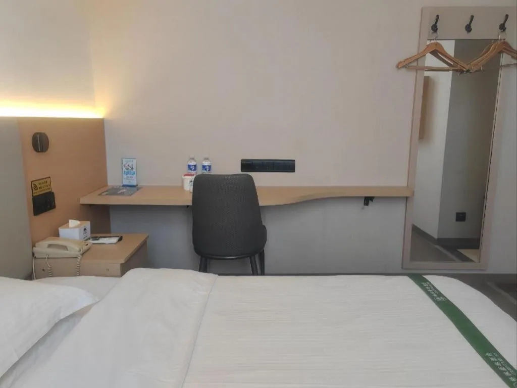 Bed in GreenTree Inn Suzhou Wujiang Zhenze Town Zhennan Road Express Hotel