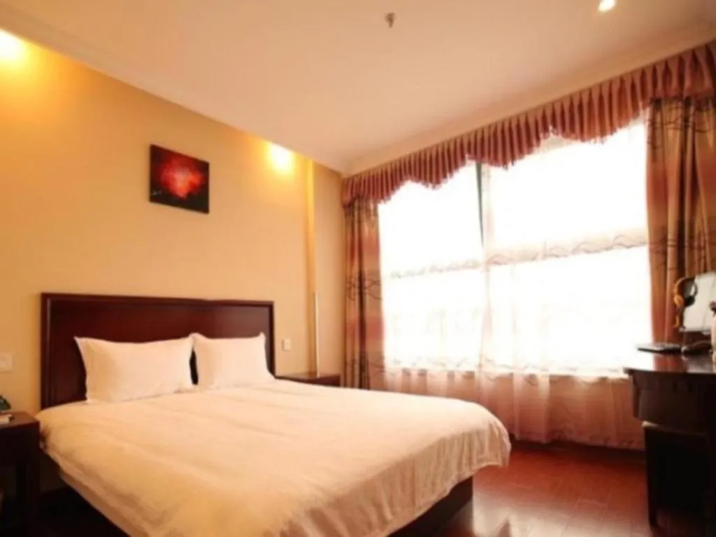 Bed in GreenTree Inn Suzhou Wujiang Zhenze Town Zhennan Road Express Hotel