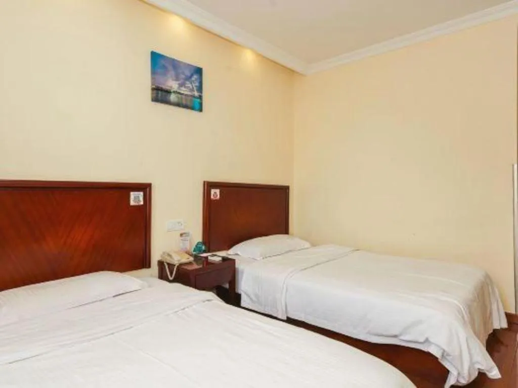 Bed in GreenTree Inn Suzhou Wujiang Zhenze Town Zhennan Road Express Hotel