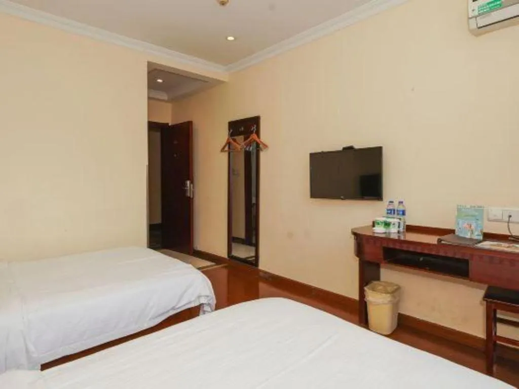 Bed in GreenTree Inn Suzhou Wujiang Zhenze Town Zhennan Road Express Hotel