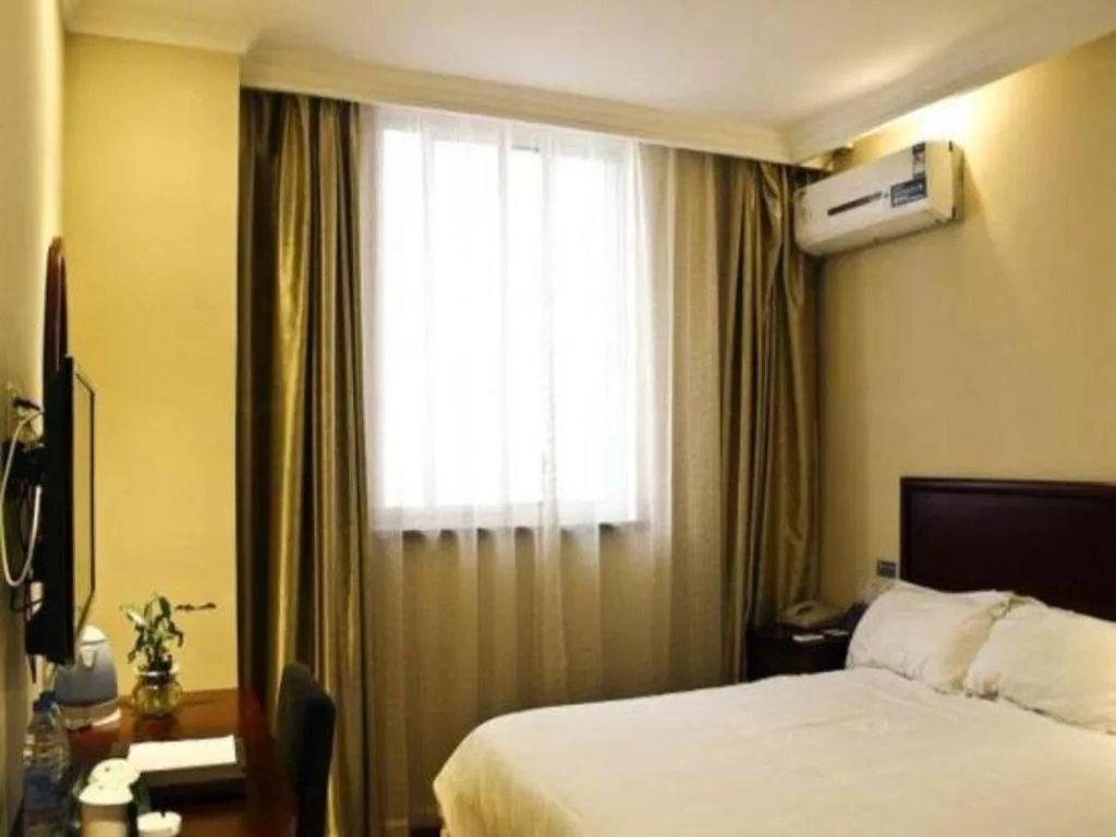 Bed in GreenTree Inn Suzhou Wujiang Zhenze Town Zhennan Road Express Hotel