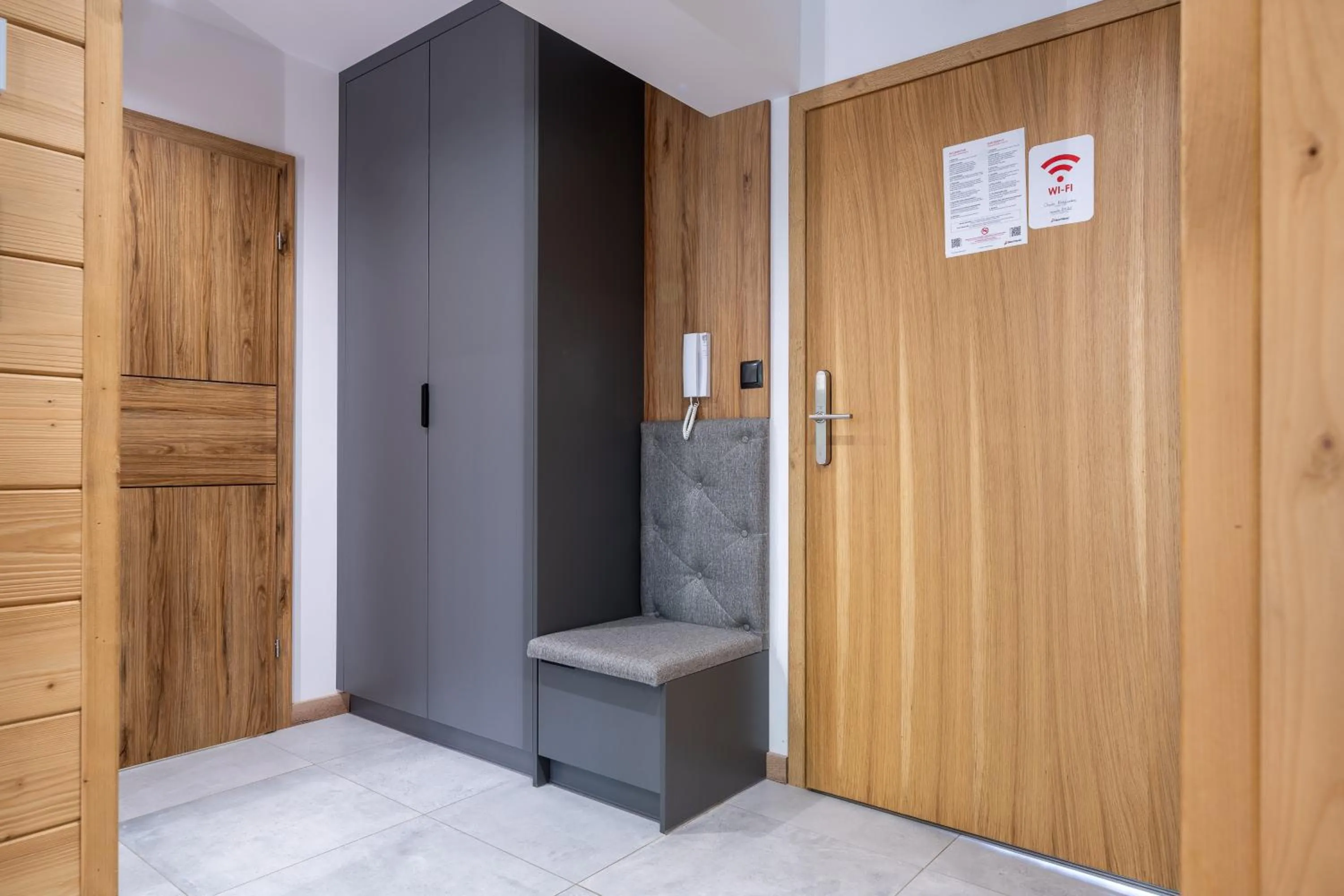wardrobe in RentPlanet - Apartament Salwatoriańska