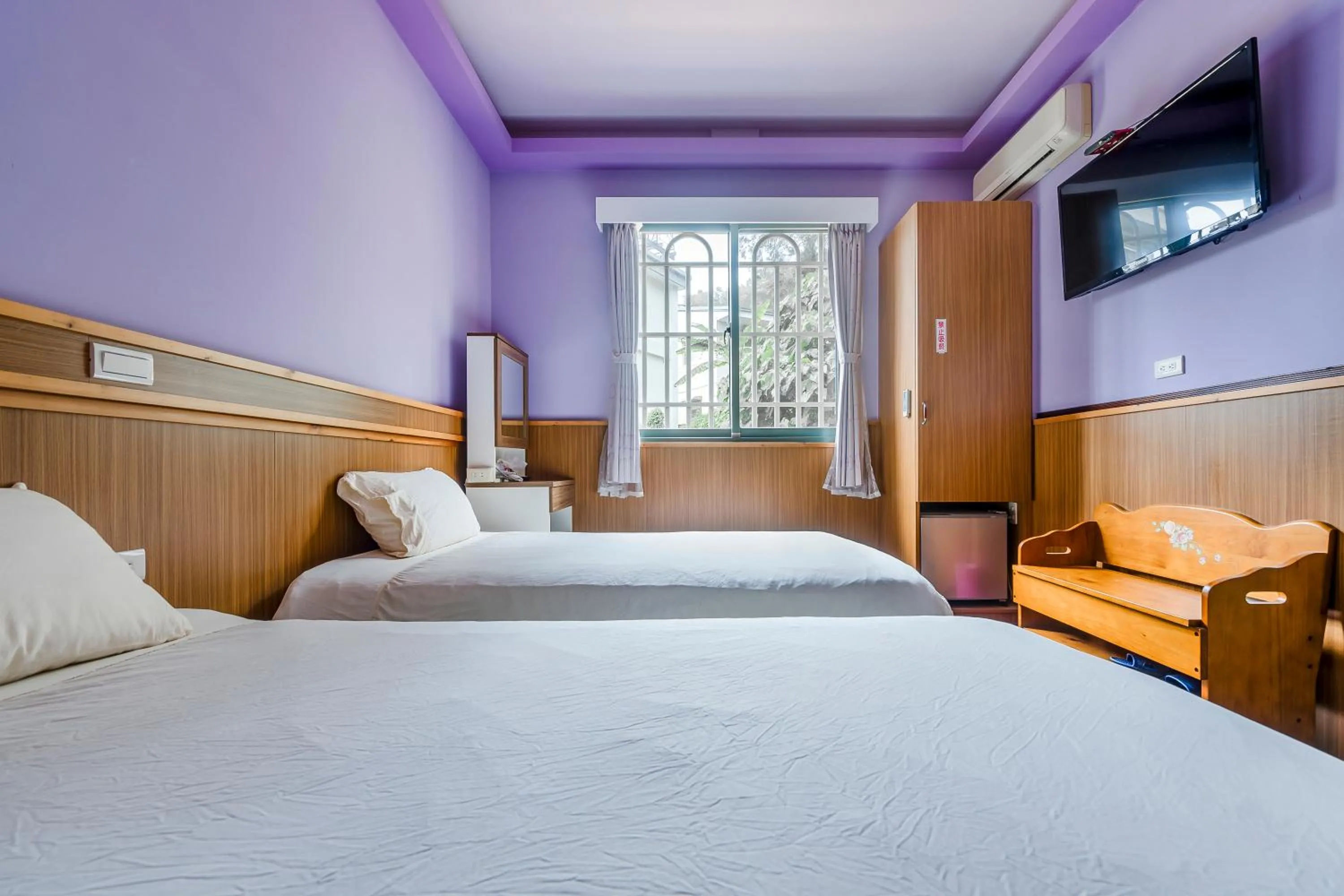 Photo of the whole room, Bed in Green House