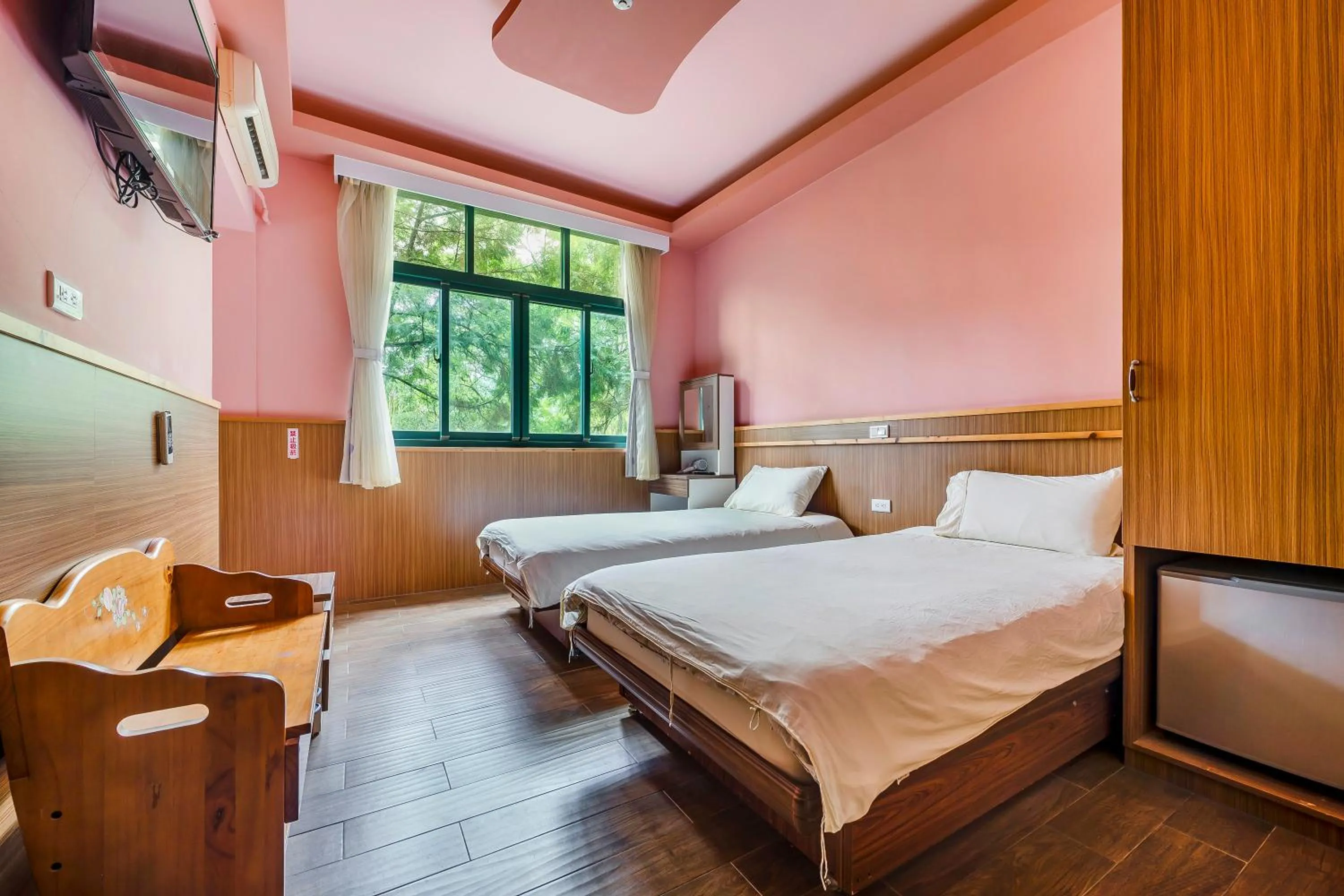 Photo of the whole room, Bed in Green House