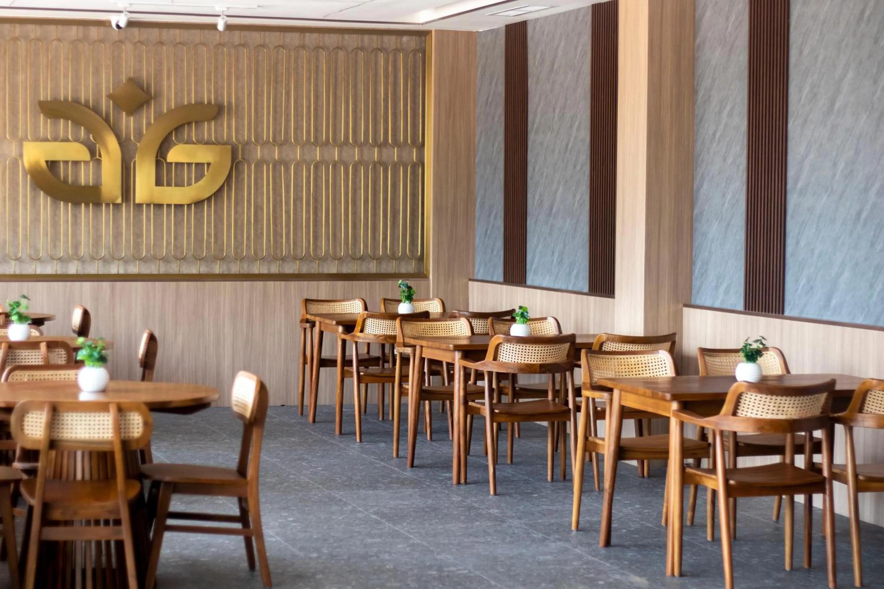 Restaurant/places to eat in Aglow Hotel Harbor Bay Batam