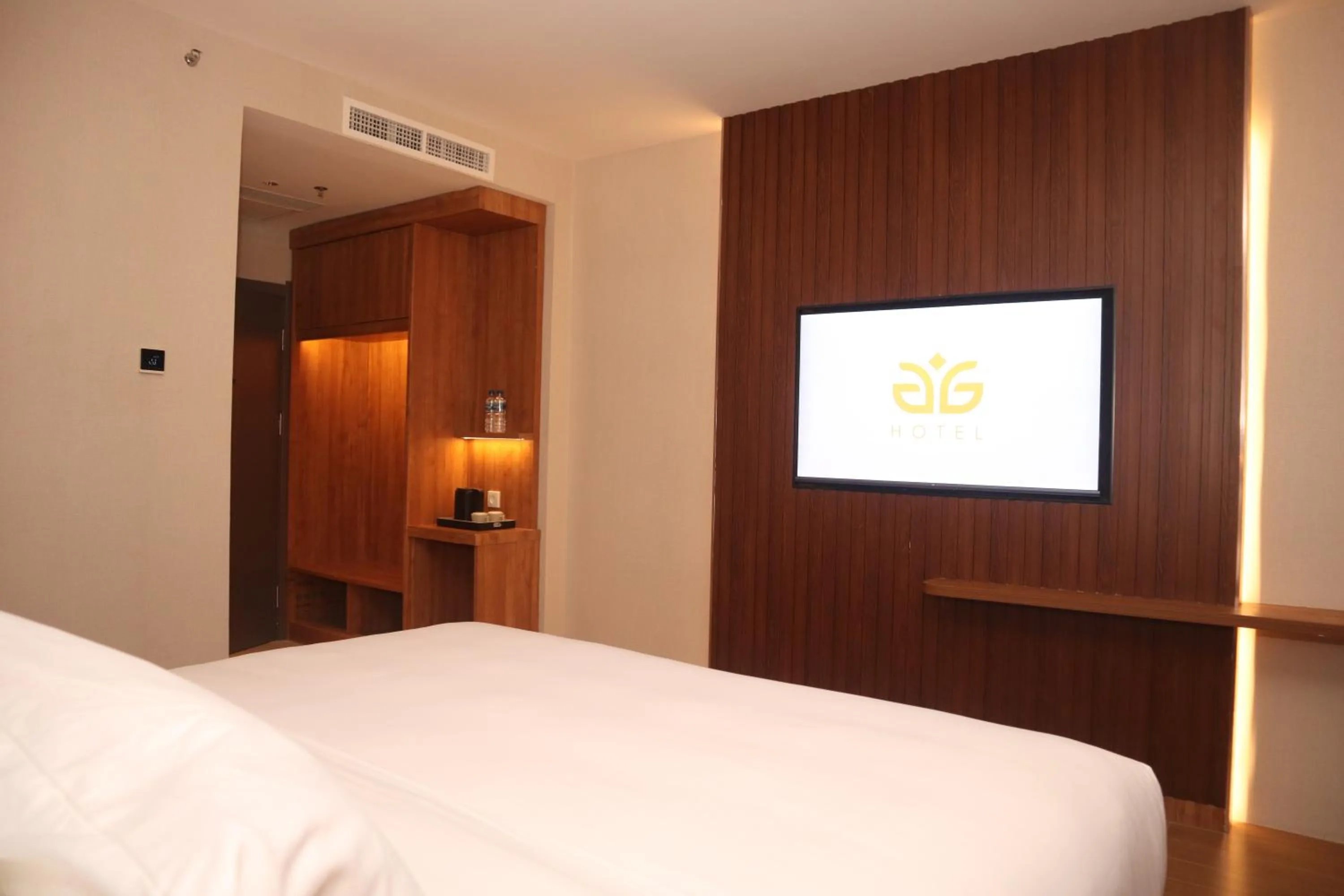 Bed in Aglow Hotel Harbor Bay Batam