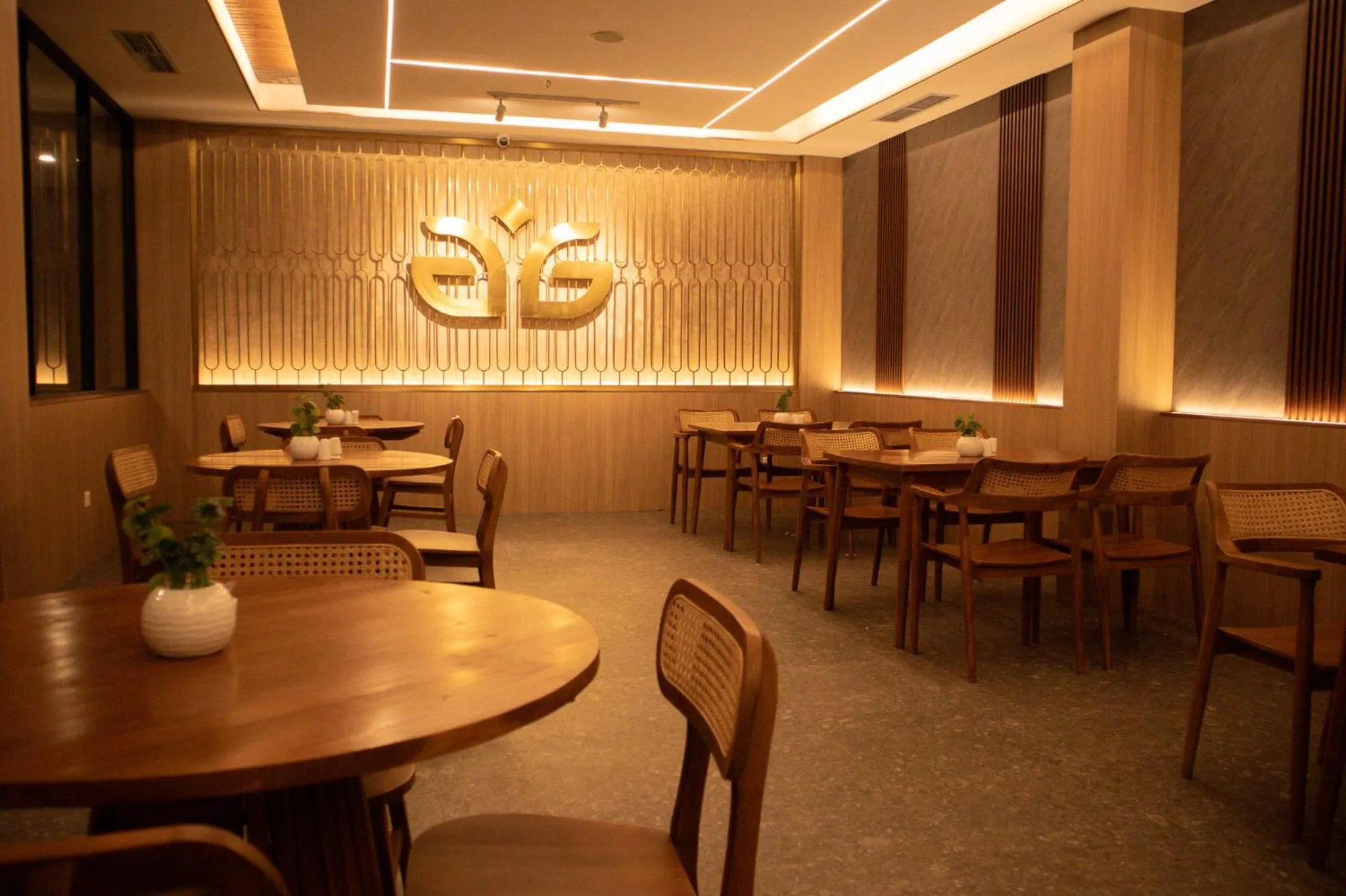 Restaurant/places to eat in Aglow Hotel Harbor Bay Batam