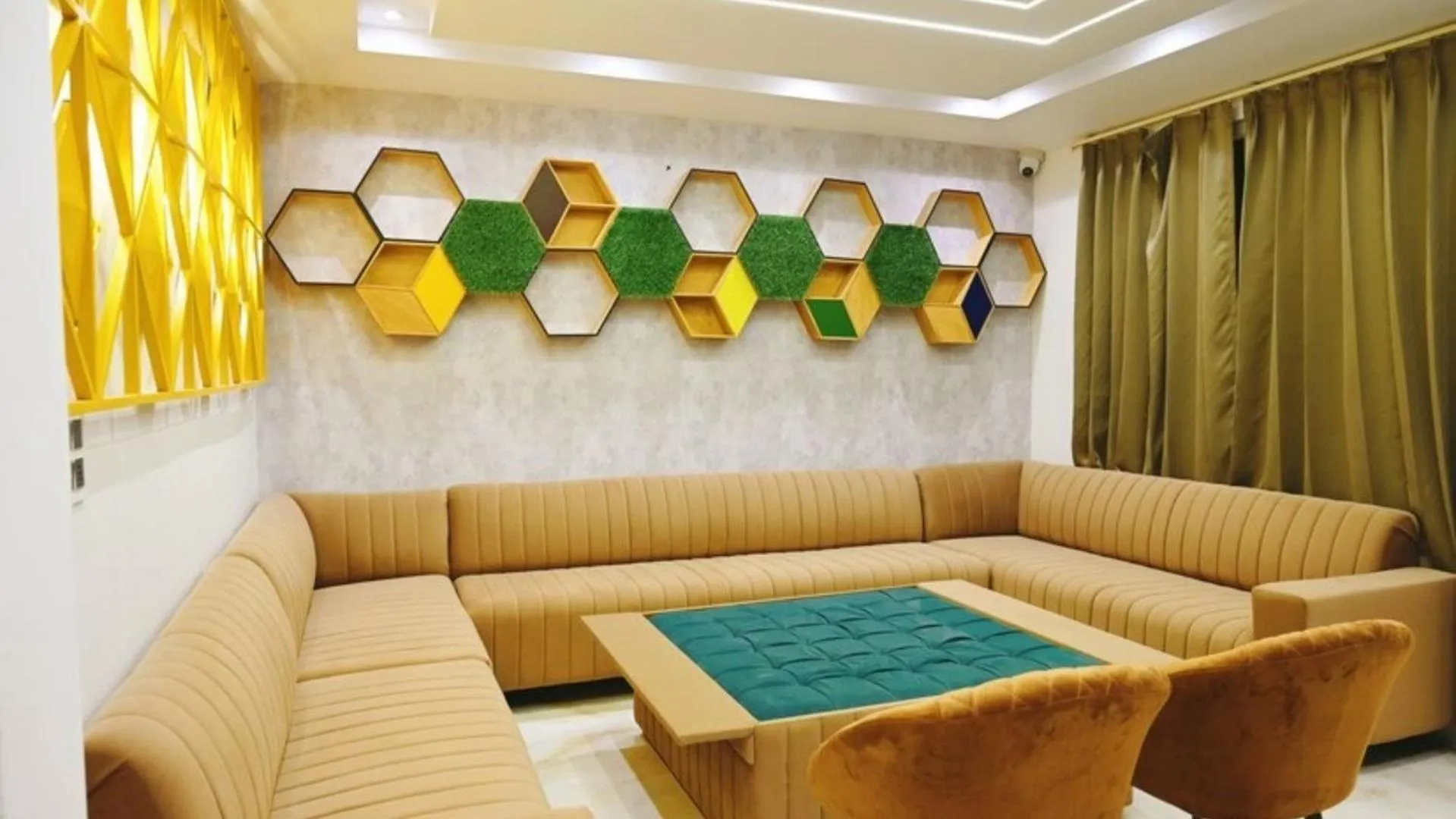 Restaurant/places to eat in The Posh Hotel