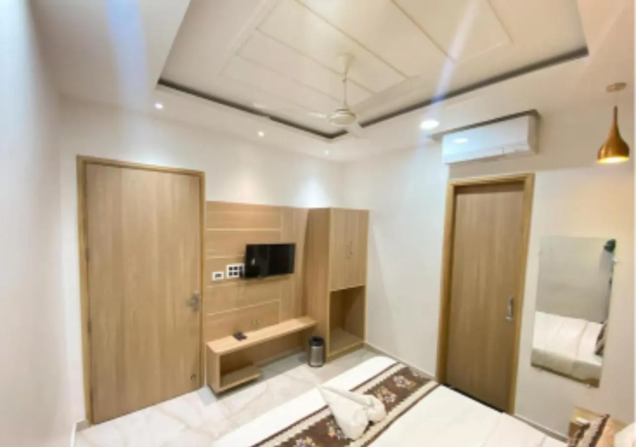 Bedroom, Bed in The Posh Hotel