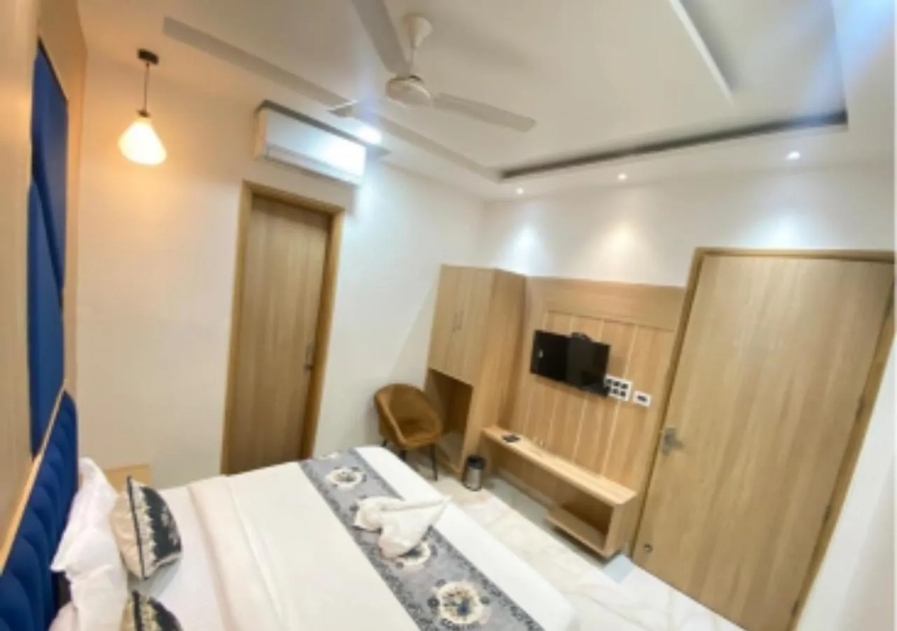 Bedroom, Bed in The Posh Hotel