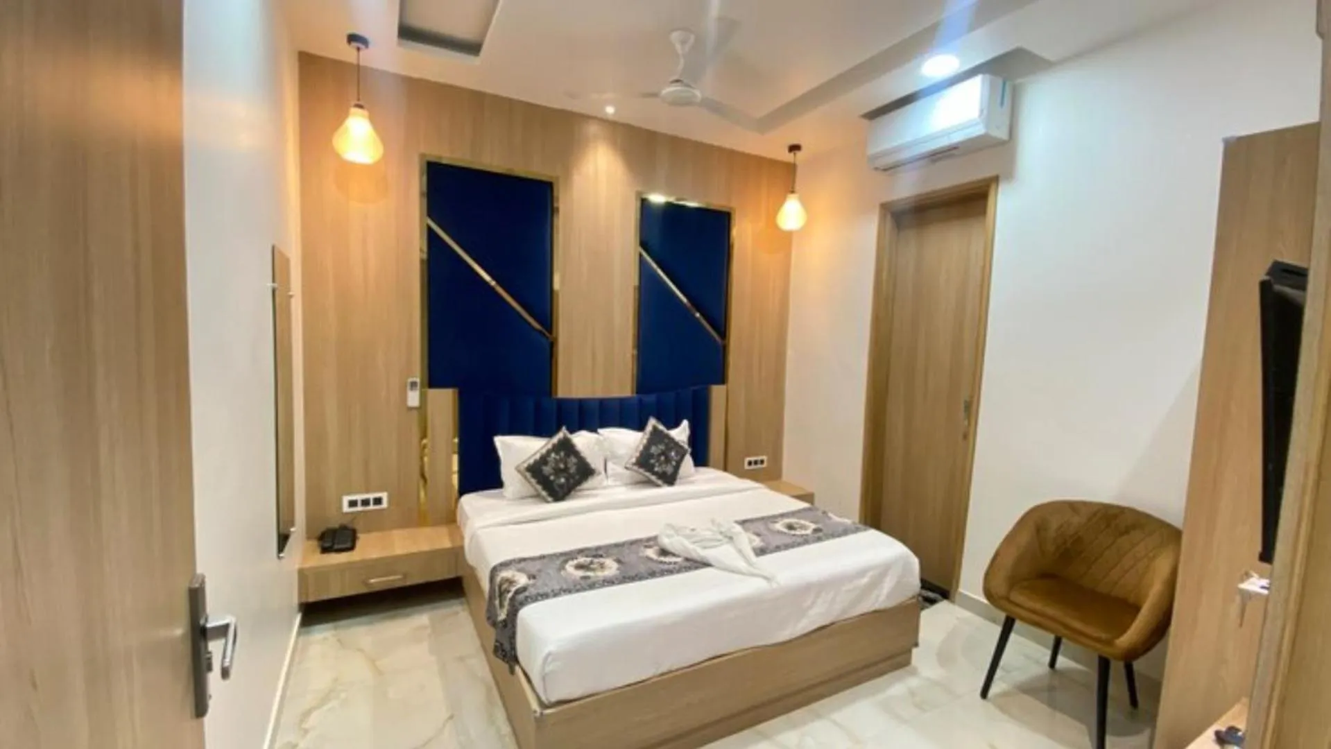 Bedroom, Bed in The Posh Hotel