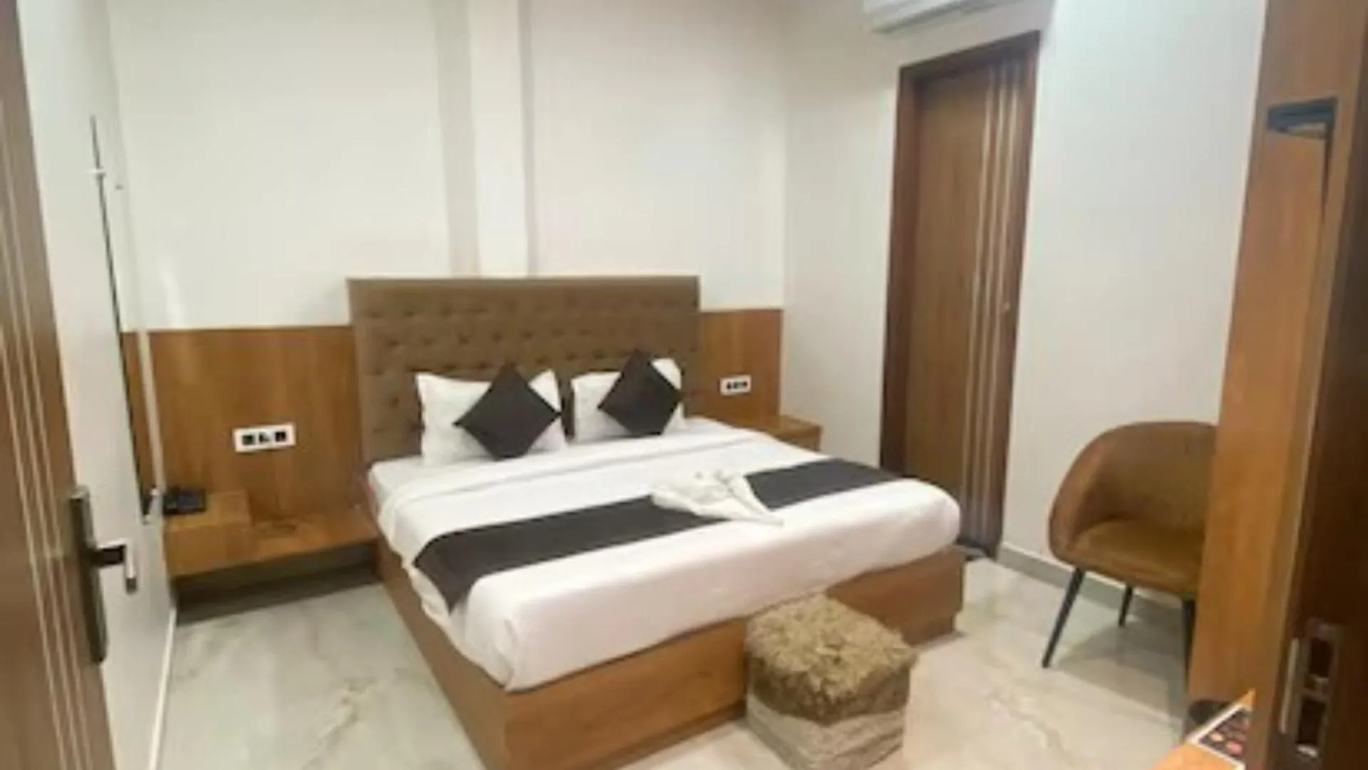 Bedroom, Bed in The Posh Hotel