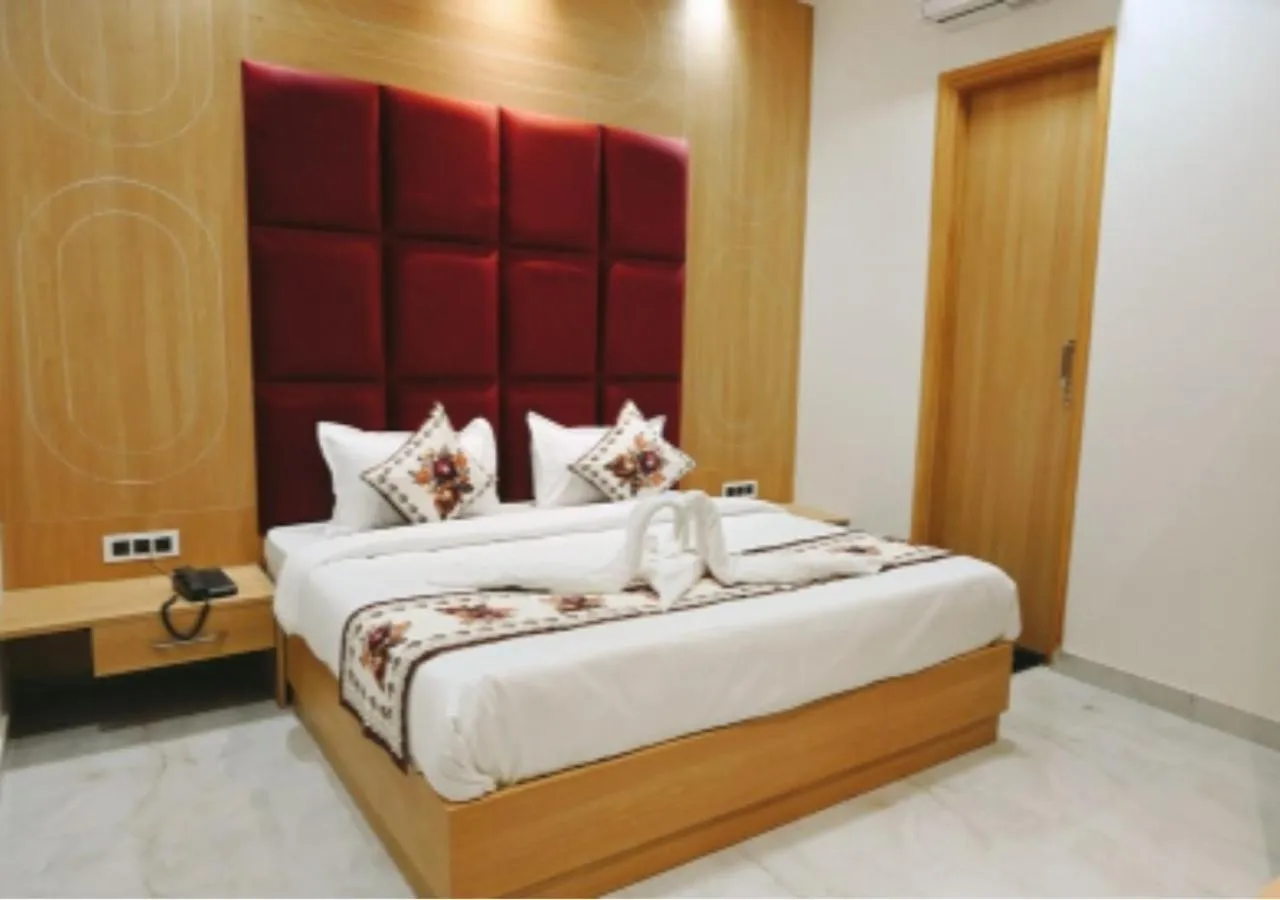 Bedroom, Bed in The Posh Hotel