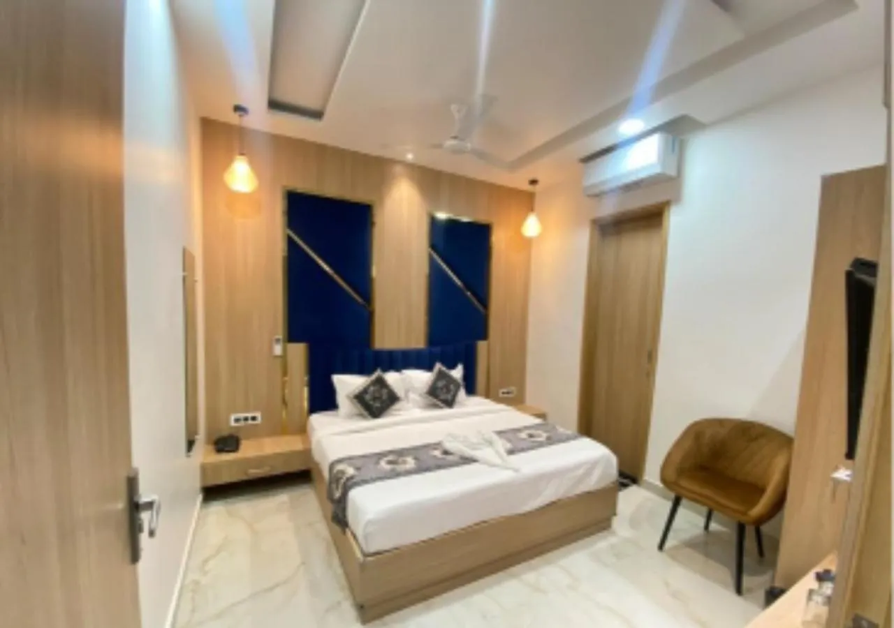 Bedroom, Bed in The Posh Hotel