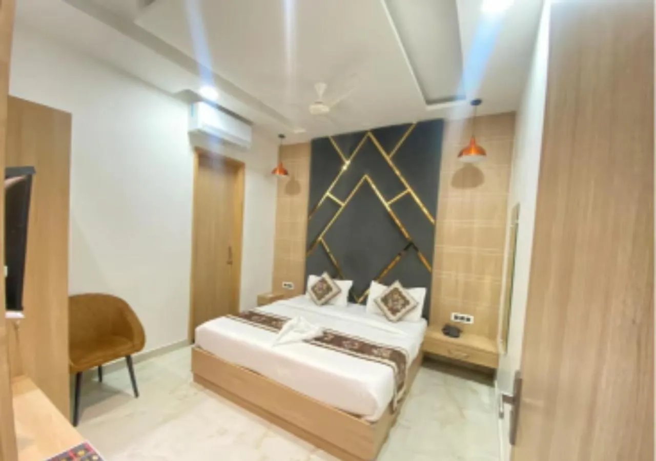 Bedroom, Bed in The Posh Hotel