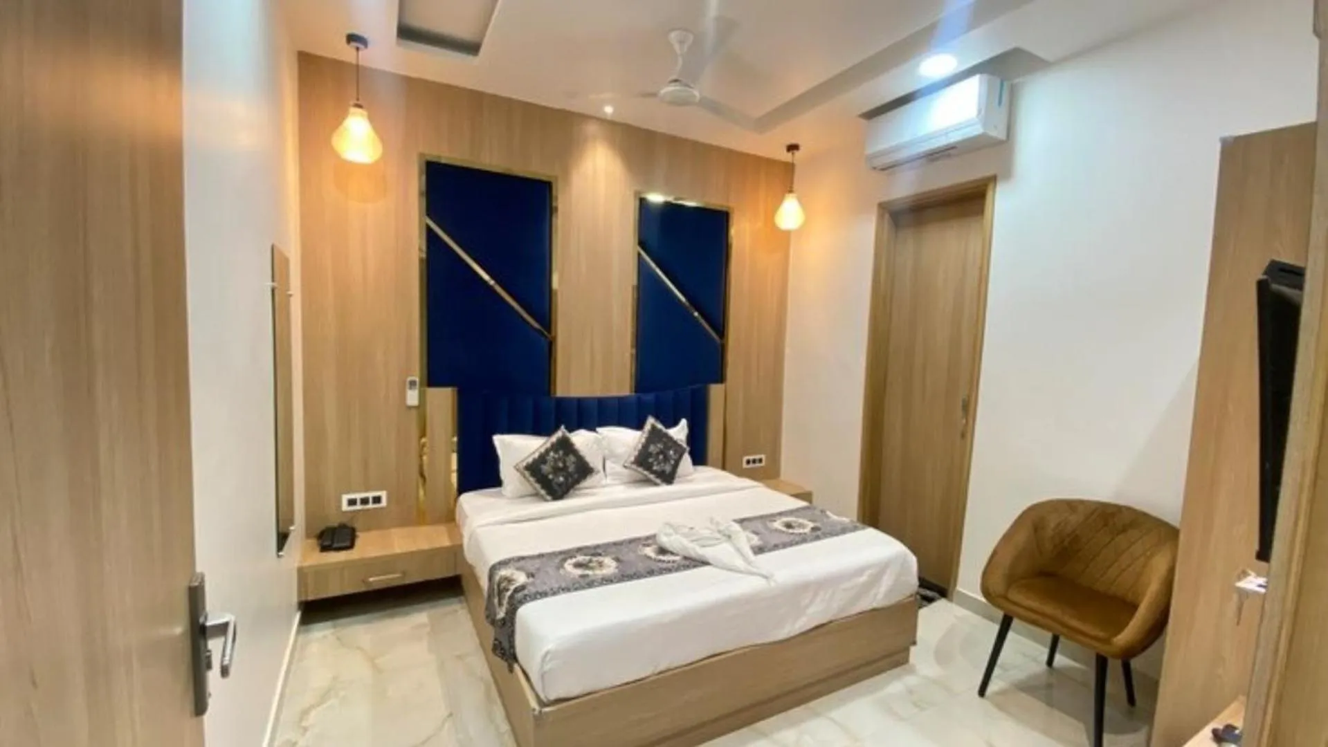 Bedroom, Bed in The Posh Hotel