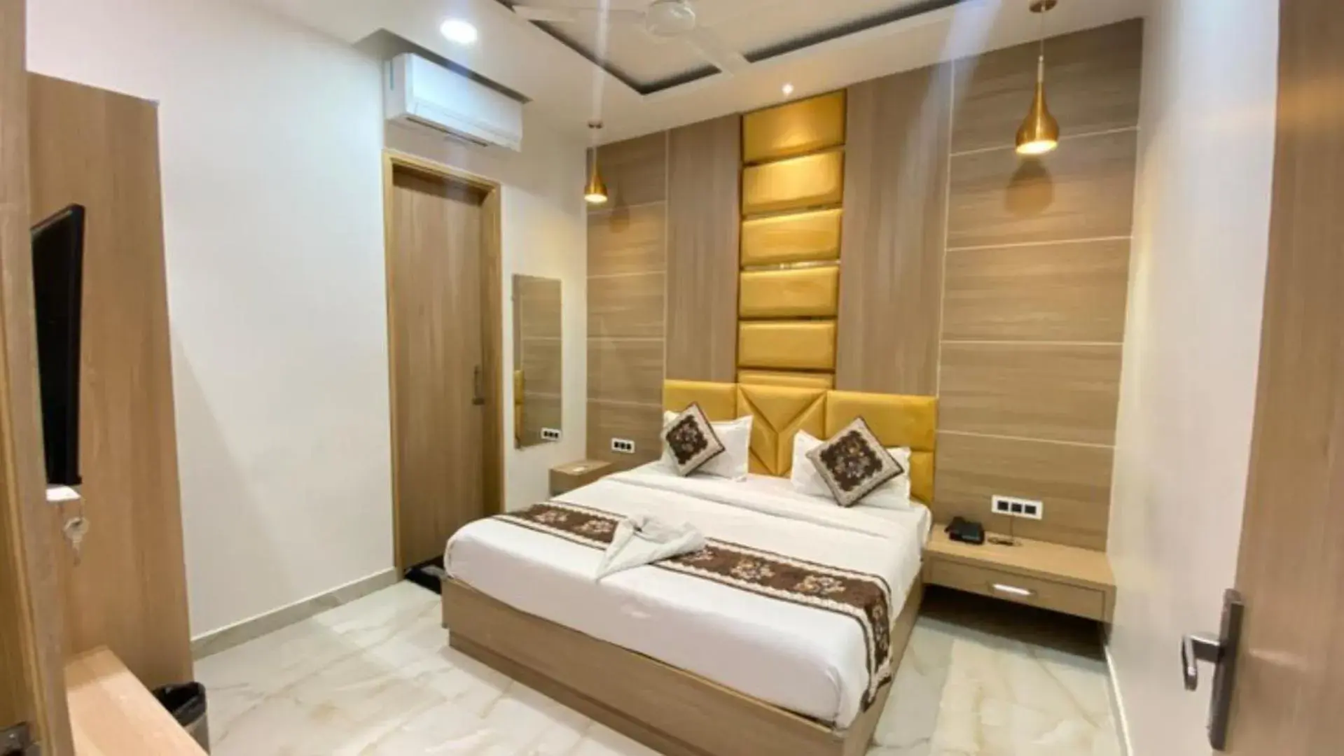 The Posh Hotel The Posh Hotel